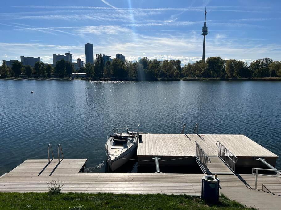 Modern Studio Gardenia_Gartenwohnung Alte Donau Wina Bagian luar foto