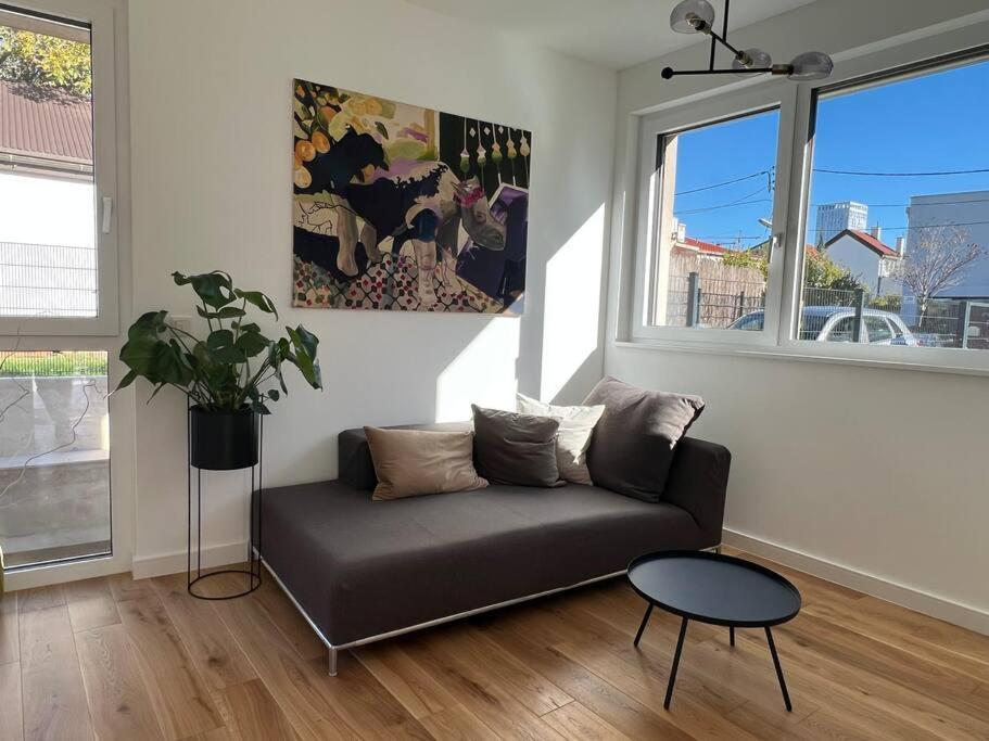 Modern Studio Gardenia_Gartenwohnung Alte Donau Wina Bagian luar foto
